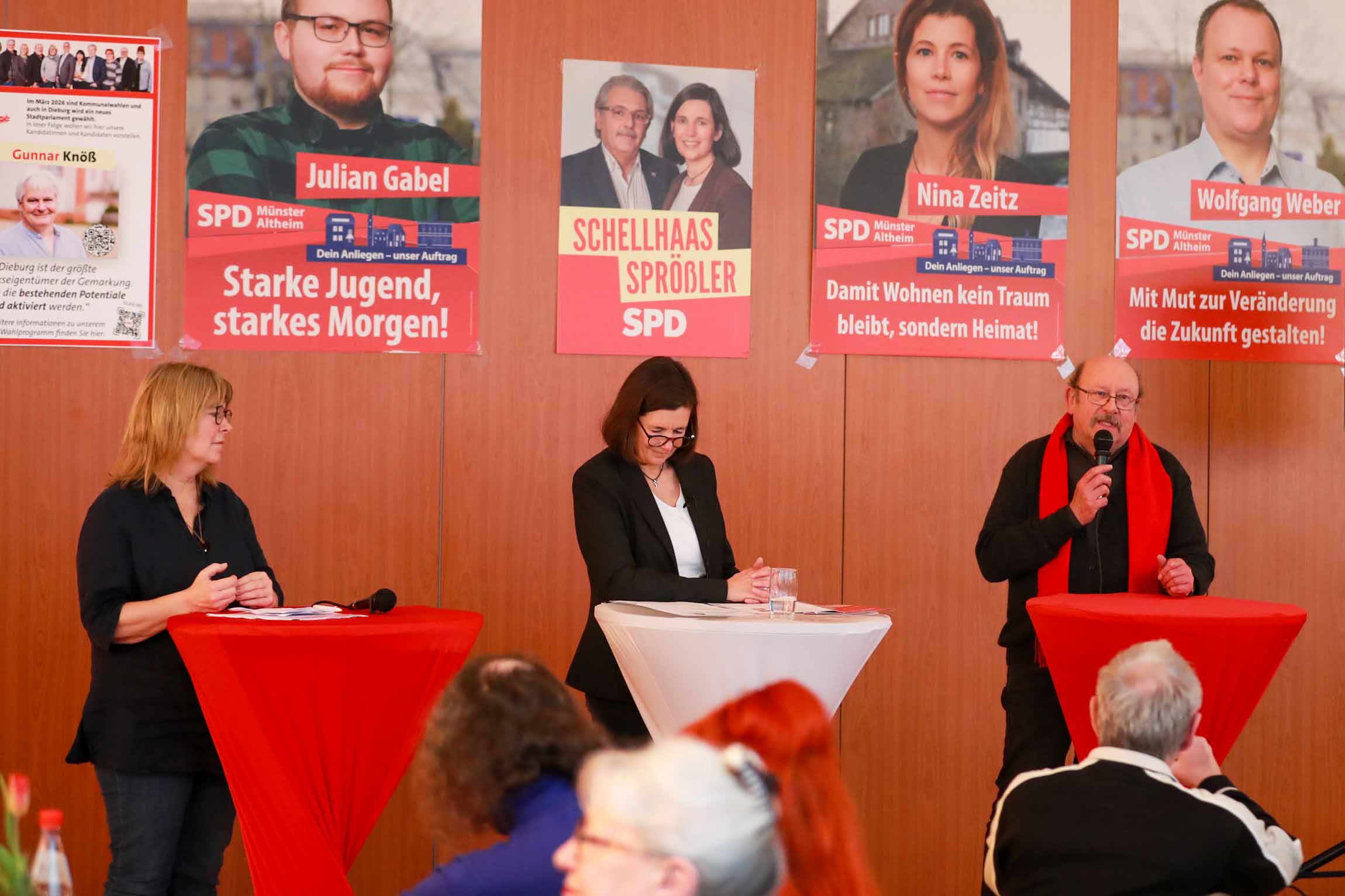 Die Dieburger Sabine Schnurr (links) und Ferdi Böhm (rechts) standen Moderatorin Christel Sprößler (Mitte) Rede und Antwort.