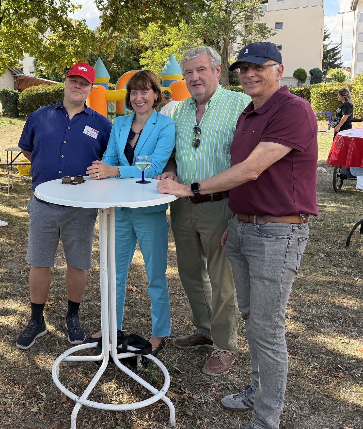 (von links: Wolfgang Weber, Vorsitzender des Vorstandes Ortsverein SPD Münster,Ministerin Heike Hofmann, Herbert Dobner, Vorstandsmitglied SPD Ortsverein Dieburg
und Gerald Frank, Vorstandsmitglied SPD Ortsverein Münster)