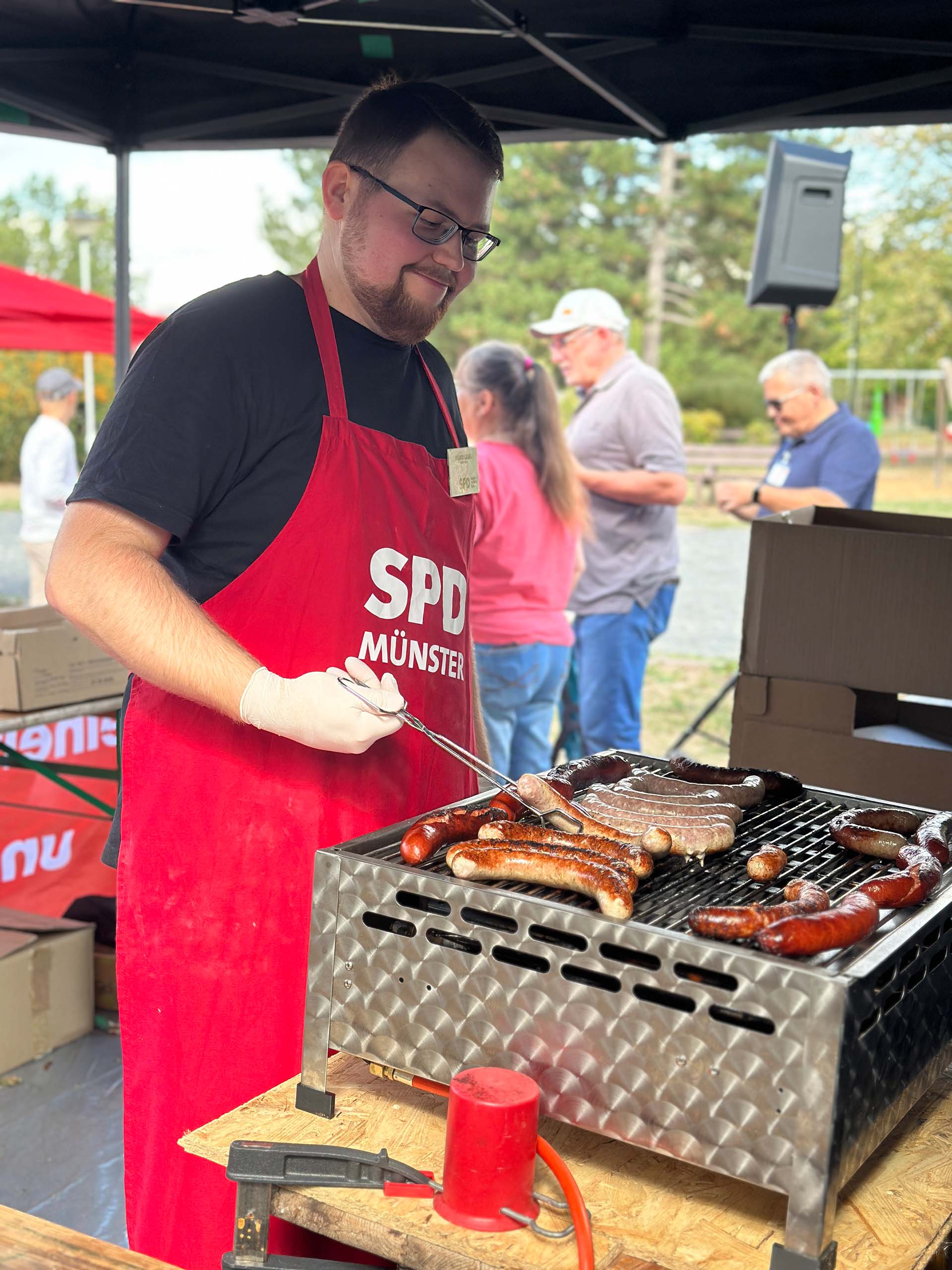 Le Chef: Julian Gabel am Grill,Vorstandsmitglied SPD Ortsverein Münster 
